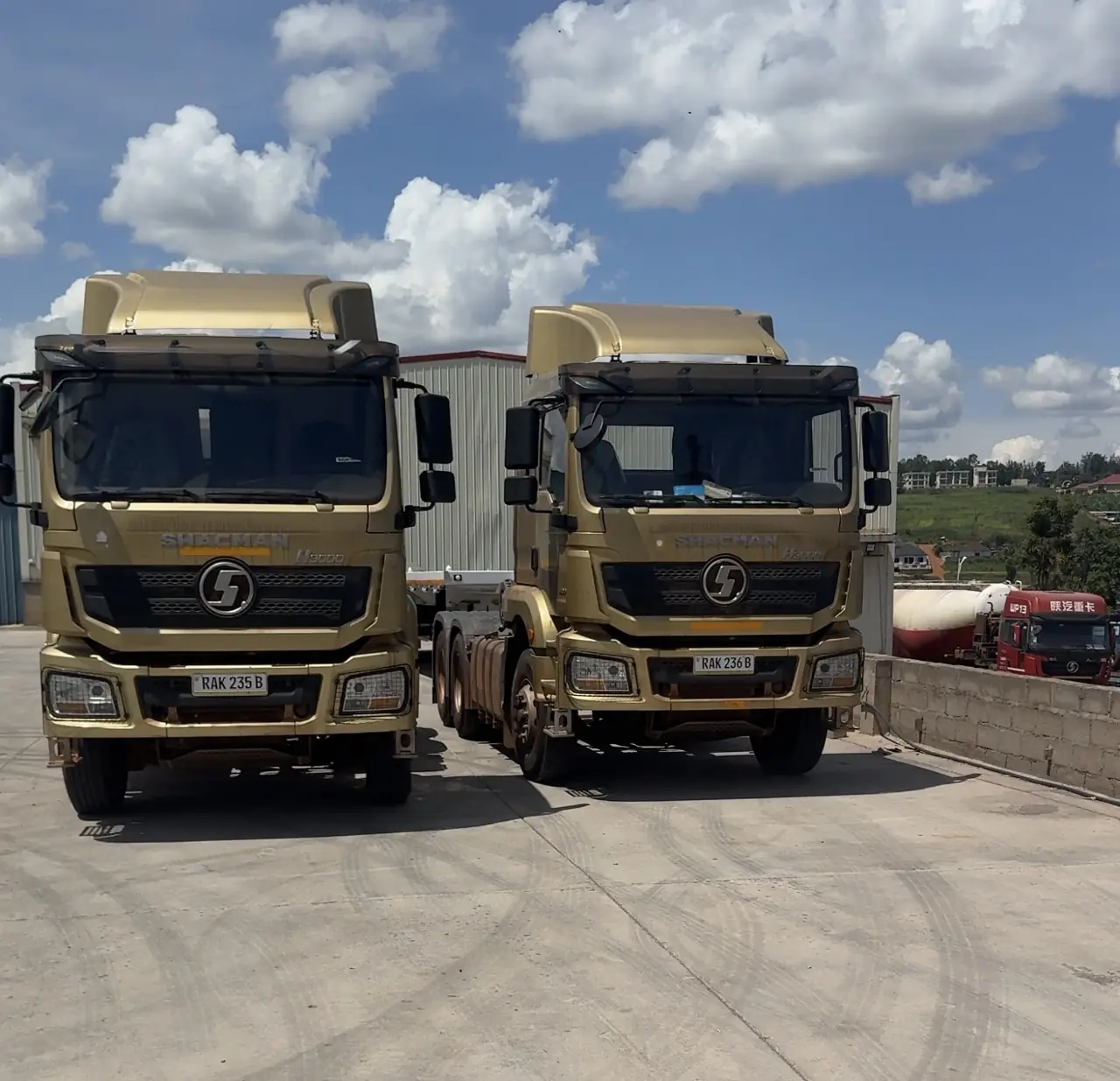Hauzz Shacman trucks lined up for a cross-border run